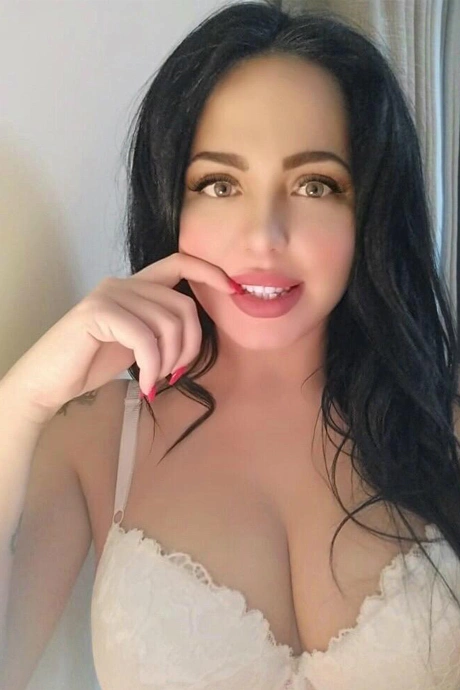 Housewife Escorts in Delhi